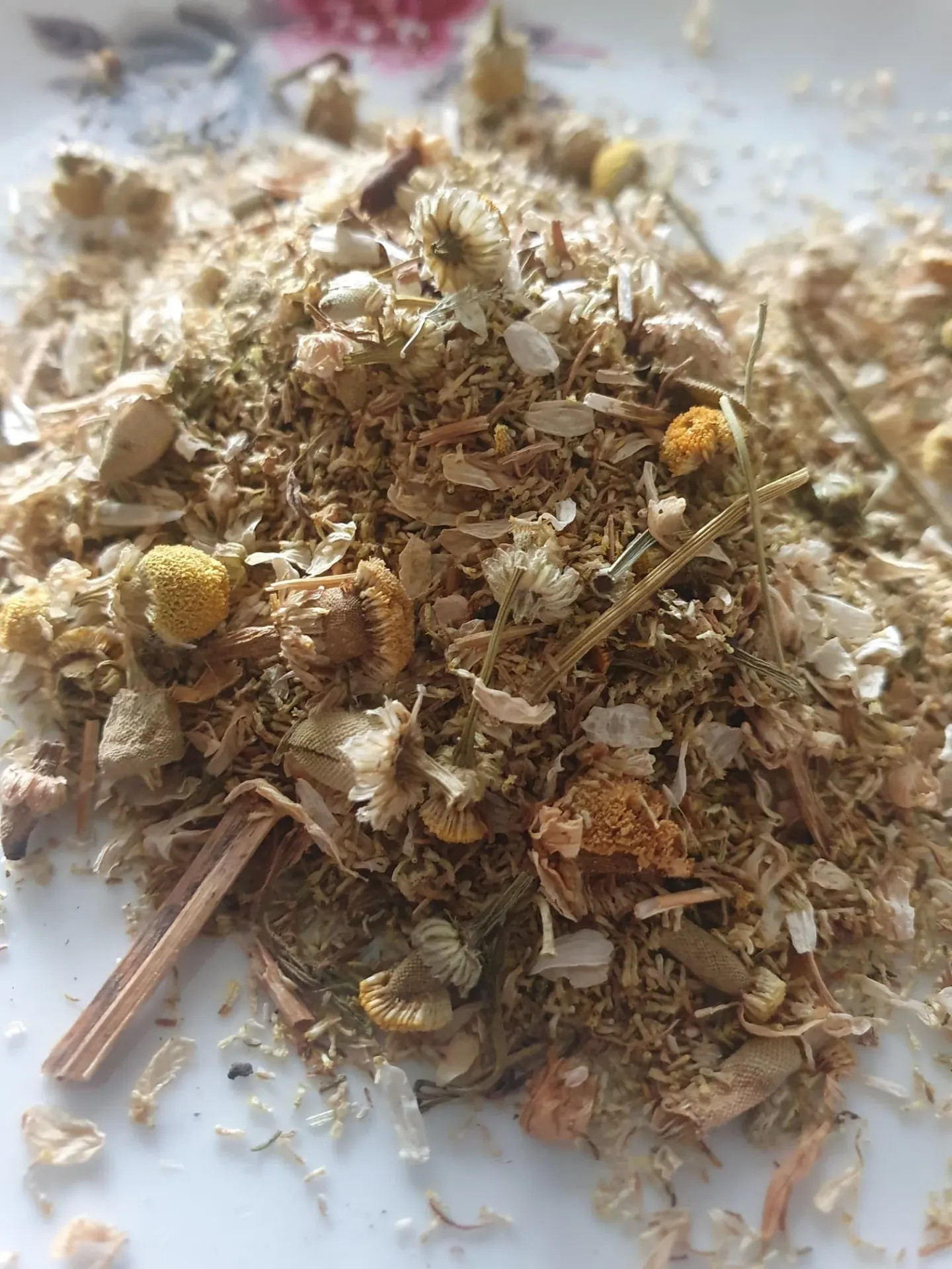 Mușețel (Matricaria chamomilla) - plantă medicinală folositoare pentru calmarea inflamațiilor digestive, dezinfectarea rănilor, reducerea anxietății și alte remedii naturale.