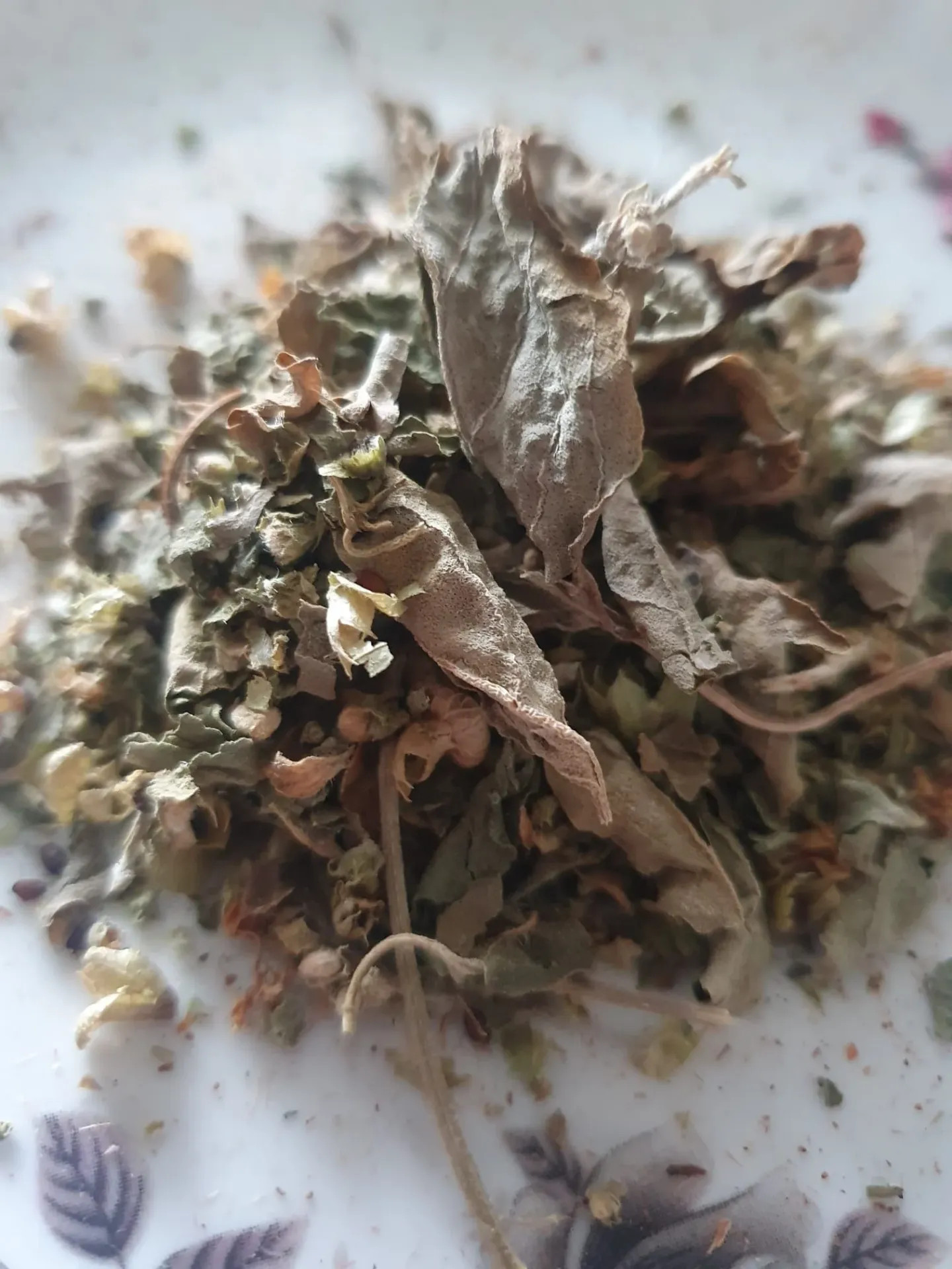 干燥且揉碎的罗勒 (Ocimum basilicum) 一种有用的药用植物，用于改善消化、放松神经系统以及其他自然疗法。