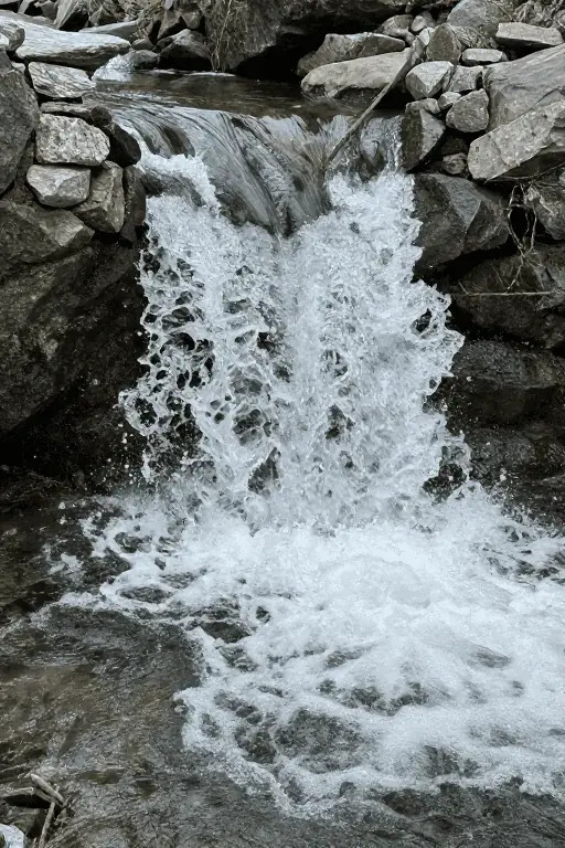 Alles ist vergänglich, außer dein Wille. Sei der ruhende Pol inmitten des Wandels und halte dein Wort; nur so wirst du zum Herrn der Strömung.