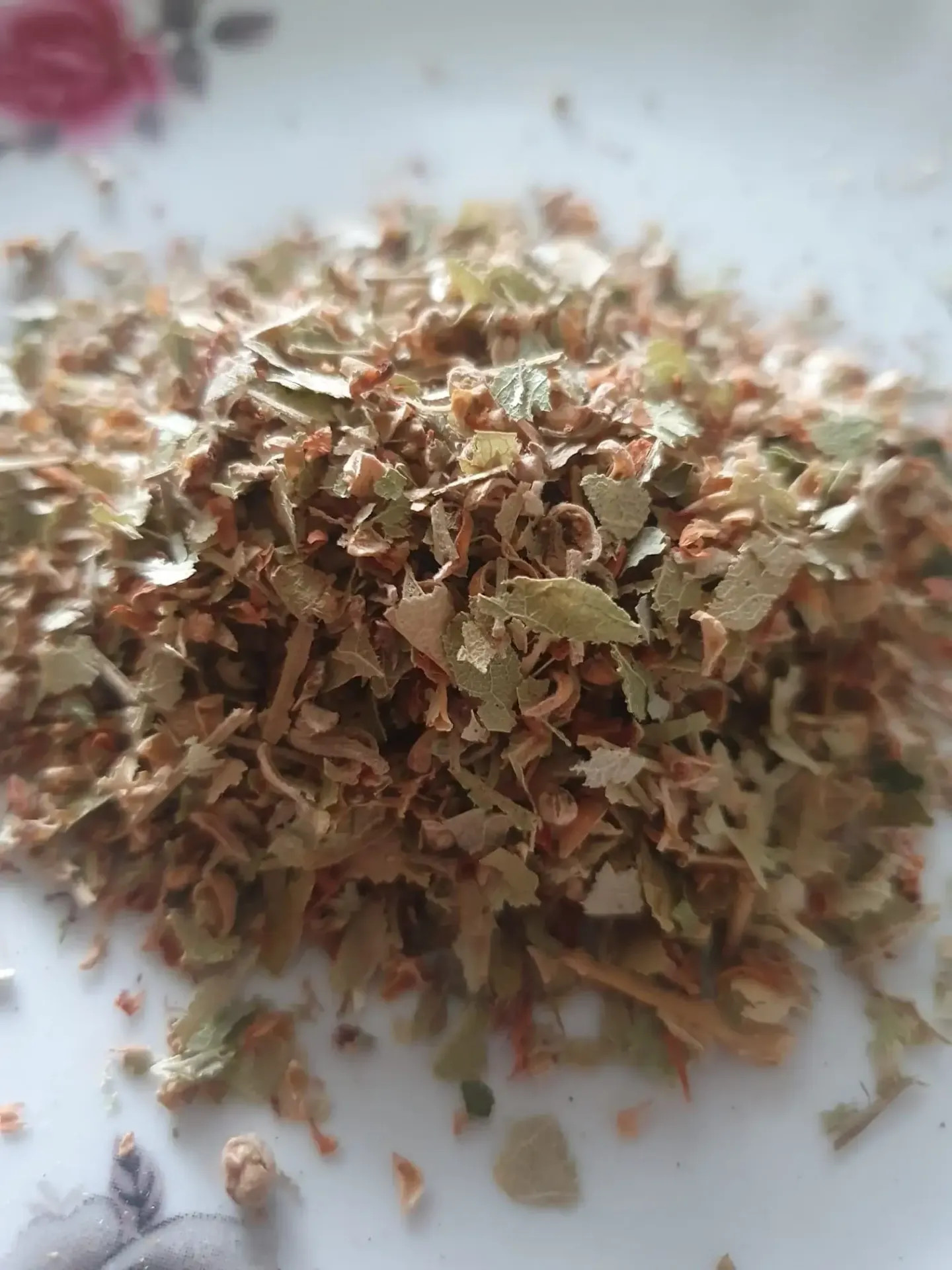 Sommerlinde (Tilia platyphyllos) – eine Heilpflanze, die nützlich zur Beruhigung des Nervensystems, zur Bekämpfung von Schlaflosigkeit, zur Fiebersenkung und für andere Naturheilmittel ist.