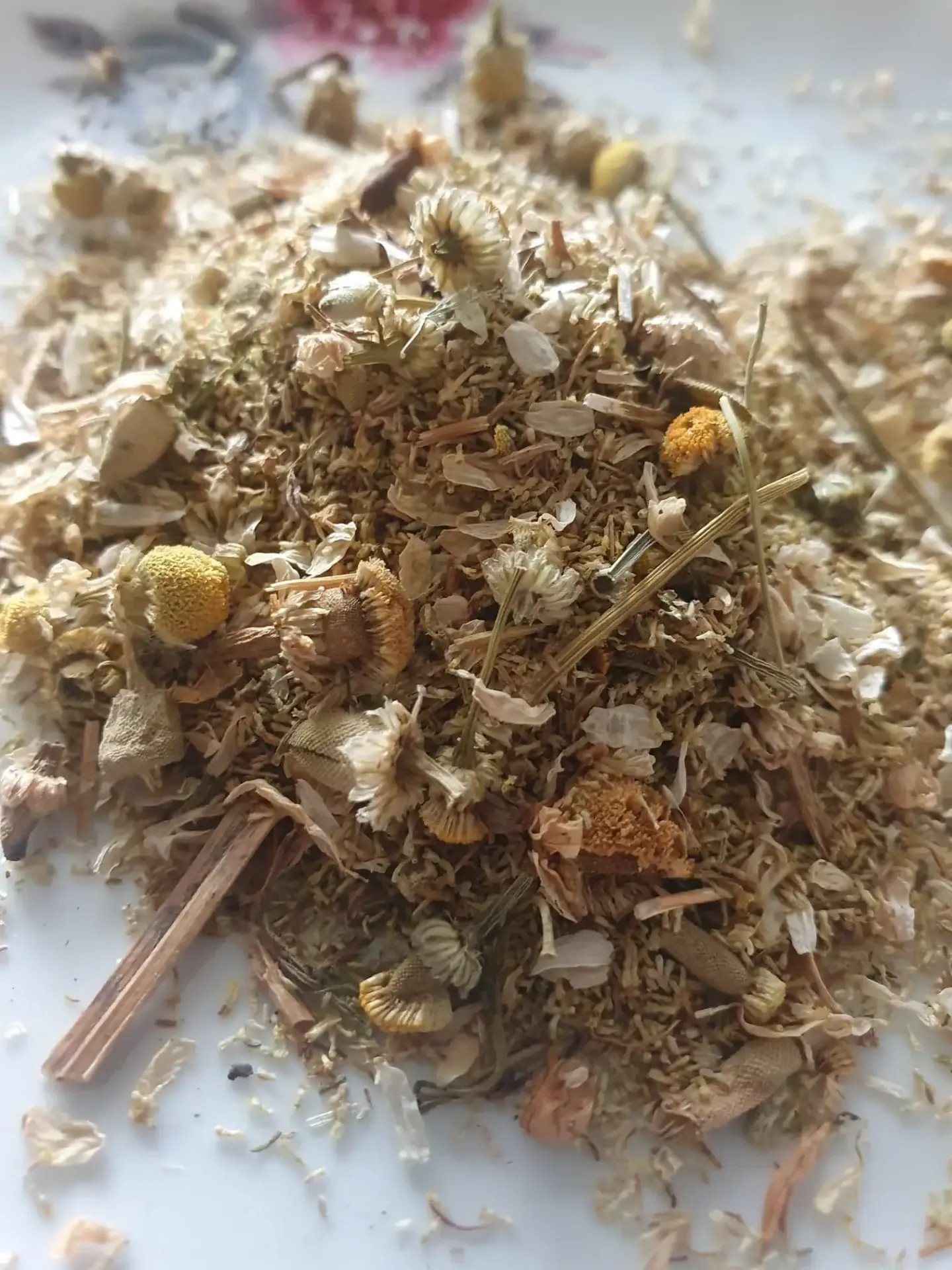 Echte Kamille (Matricaria chamomilla) – eine Heilpflanze, die nützlich zur Linderung von Entzündungen im Verdauungstrakt, zur Desinfektion von Wunden, zur Verringerung von Angstzuständen und für andere Naturheilmittel ist.