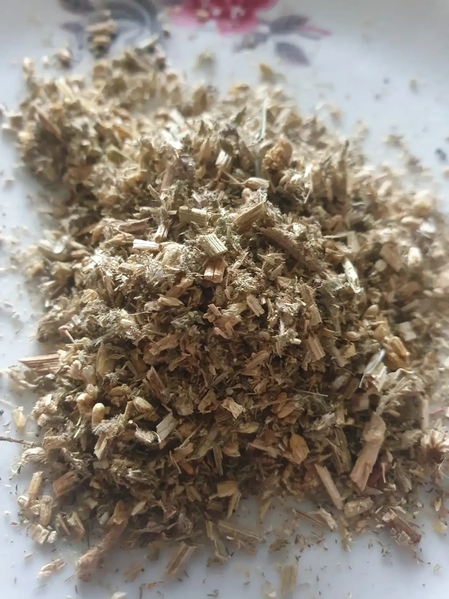 Getrocknete und zerkleinerte Schafgarbe (Achillea millefolium) – ein Heilkraut für die Durchblutung, die Verdauung und für natürliche hämostatische Mittel (Blutstillung).