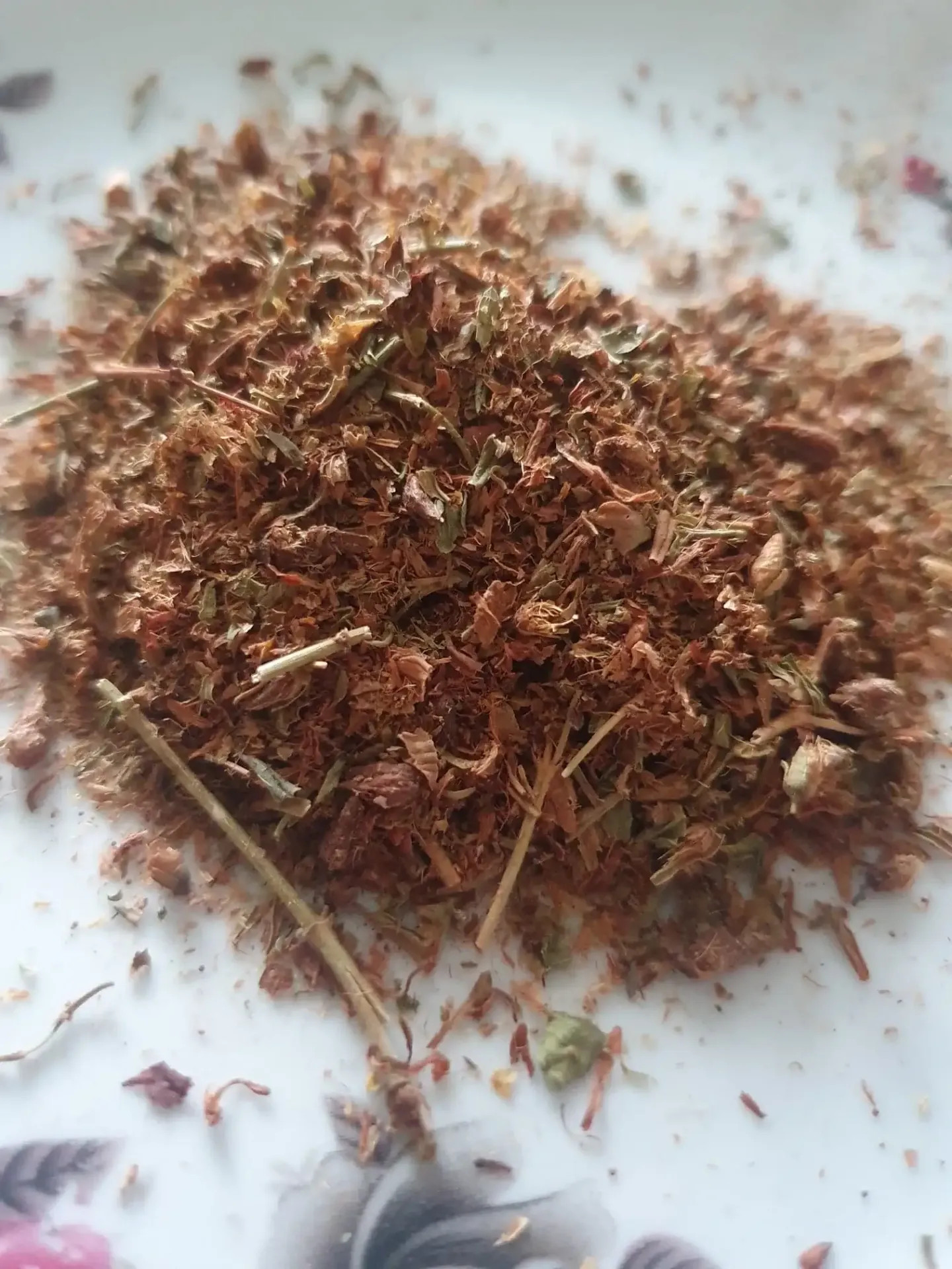 Busuioc uscat și mărunțit (Ocimum basilicum) – plantă medicinală folositoare pentru îmbunătățirea digestiei, relaxarea sistemului nervos și alte remedii naturale.