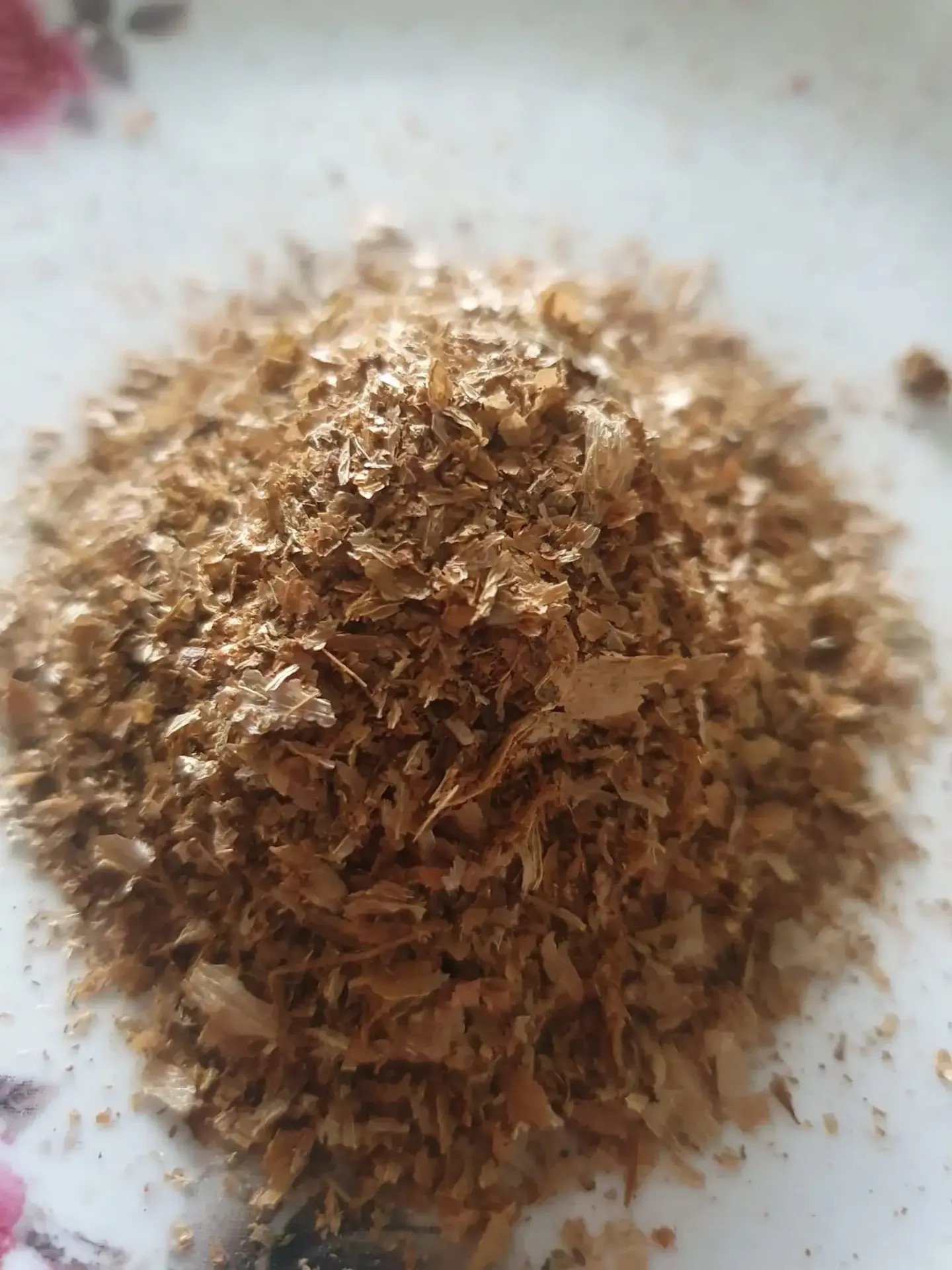 Cimbru uscat și mărunțit (Thymus vulgaris) – plantă medicinală folositoare pentru digestie și sănătatea respiratorie.