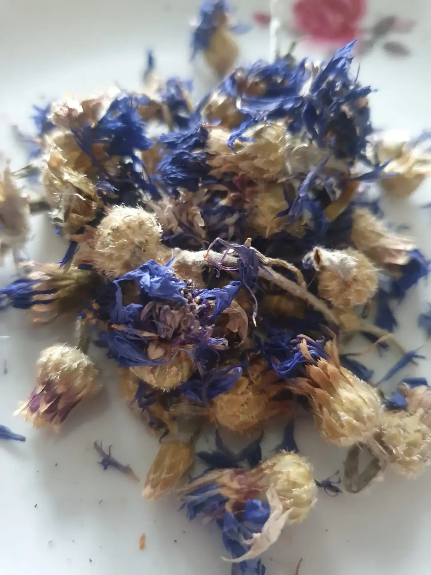 Tei (Tilia platyphyllos) - plantă medicinală folositoare pentru calmarea sistemului nervos, combaterea insomniei, reducerea febrei și alte remedii naturale.